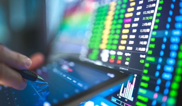 Dólar cai a R$ 4,61 com fluxo favorável ao real; Ibovespa recua com Petrobras