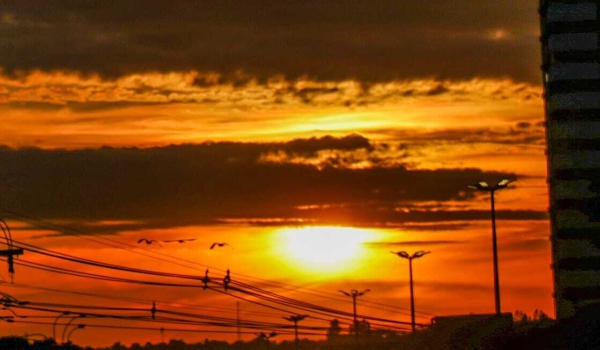 Terça será quente e com possibilidade de chuva isolada, aponta previsão