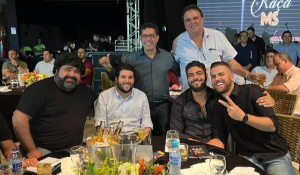Famosos chegam na surdina e curtem leilão em shopping