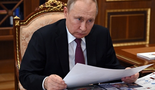 EUA anunciam sanções a filhas de Putin e proíbem novo investimento americano na Rússia