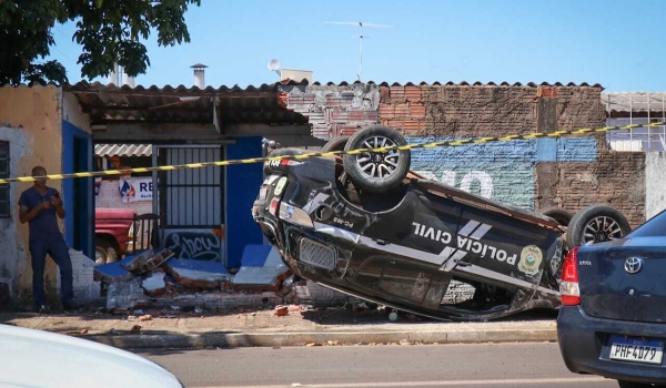 Condutor não ouve sirene e viatura da Polícia Civil capota na rua Brilhante