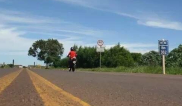 Mulher pula de caminhão em movimento para escapar de agressões