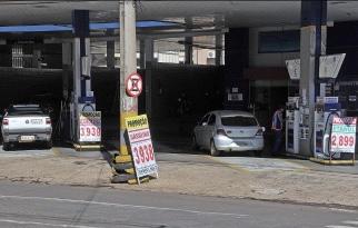Litro do etanol volta a ser vendido a menos de R$ 3