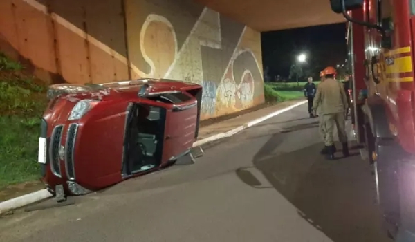 Motociclista invade preferencial e S-10 tomba na Ernesto Geisel embaixo de viaduto