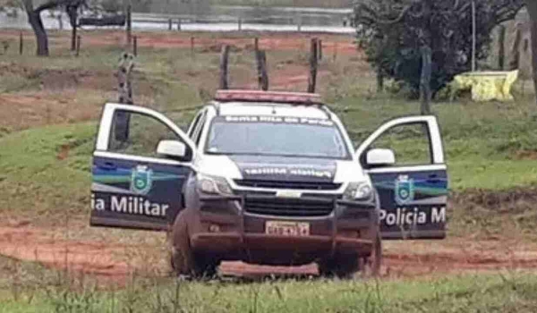 Briga entre dupla acaba com homem morto a tiros e assassino amarrado a uma árvore por populares