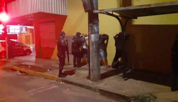 Guarda ‘fecha’ 46 comércios e flagra 121 pessoas nas ruas durante toque de colher