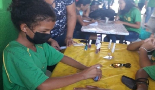Clube do protagonismo desenvolve atividade de estética nos intervalos da Escola da Autoria em Ladário