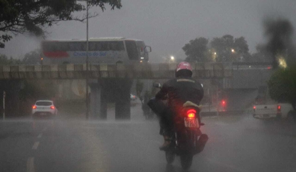 Dia amanhece chuvoso e mau tempo obriga aeronave arremeter voo na Capital