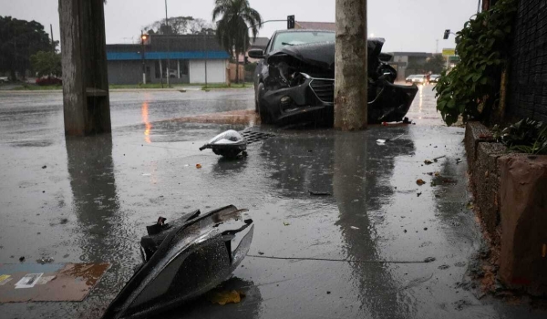 Embriagado, motorista perde controle e colide carro em poste
