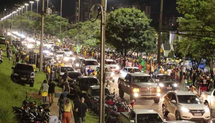 Cristãos dão ‘jeitinho’ em quarentena e vão orar na Afonso Pena