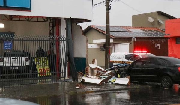 Após noite de briga com esposa, condutor perde controle de carro e bate em muro