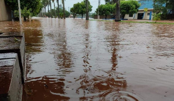 Batayporã é castigada por 118 milímetros de chuva em 12 horas e lagoa transborda