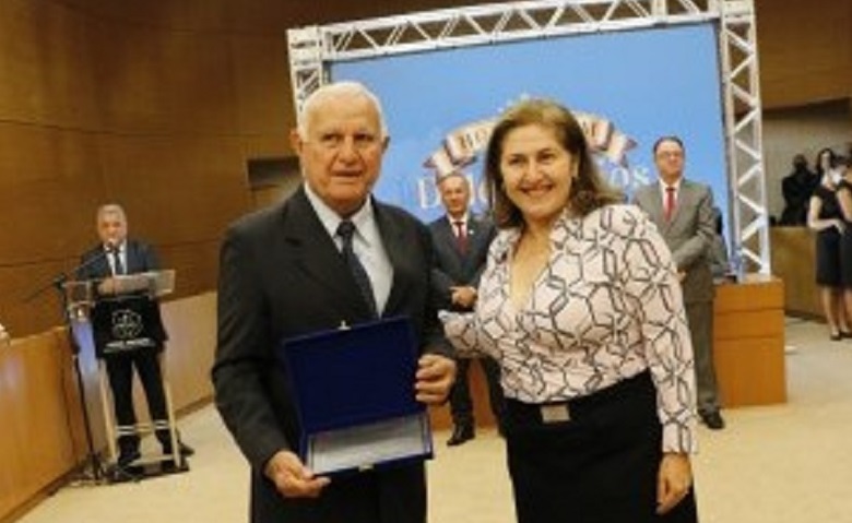 Cartorário João Vieira recebe comenda do poder judiciário estadual