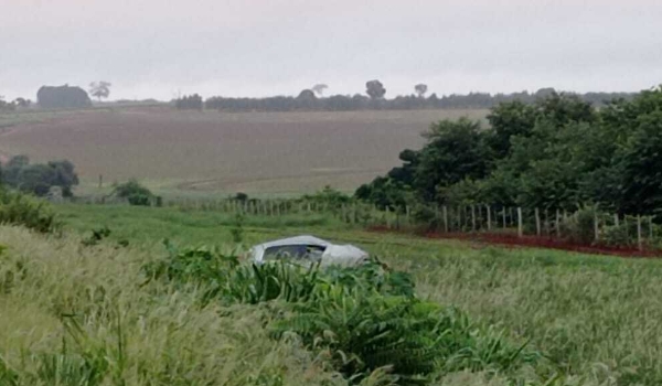Motorista morre presa às ferragens após acidente entre carro e carreta