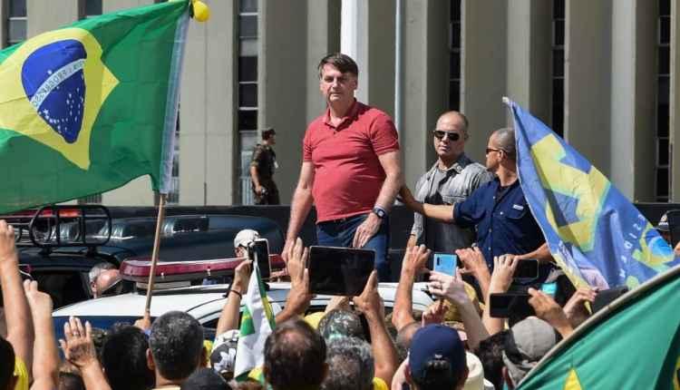 Bolsonaro reúne ministros da ala militar após manifestação