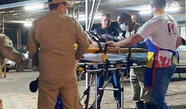 Homem que tentou matar mulher em mercado também foi ferido e está internado