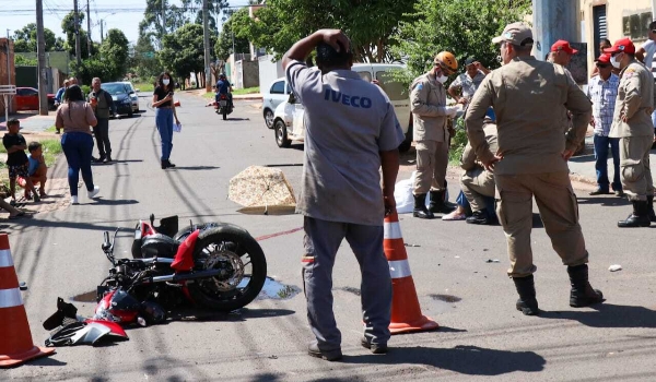 Acidente entre carro e motocicleta mata músico e deixa outro ferido