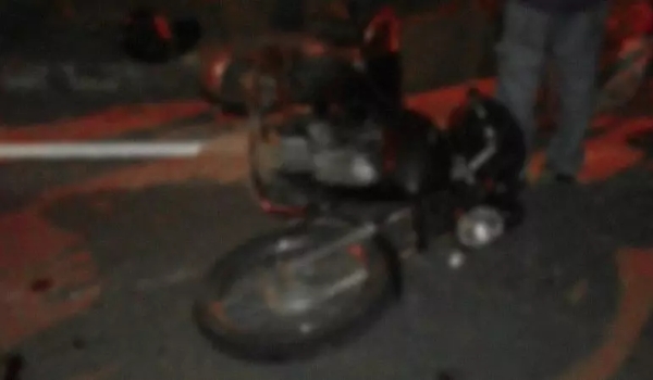 Rapaz é arremessado em valeta em acidente de moto e é socorrido com traumatismo craniano