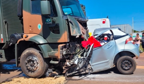 Colisão frontal com caminhão do Exército mata motorista de carro de passeio