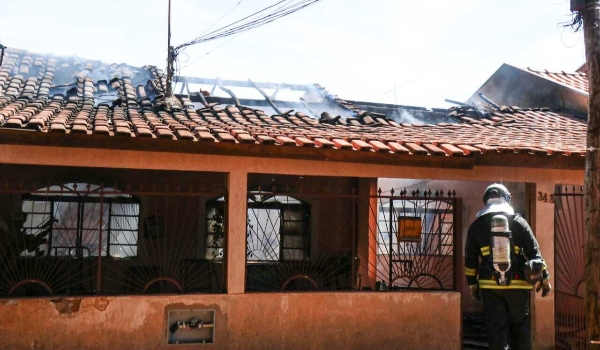 Incêndio destrói parte de residência e assusta moradores no Lar do Trabalhador