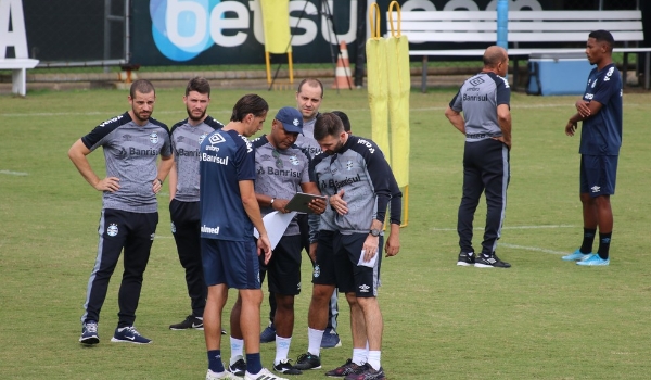 Roger confirma Rodrigo Ferreira na vaga de Edilson; Kannemann participa de aquecimento