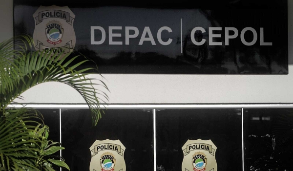 Homem surta, ataca policiais com lança artesanal e acaba baleado