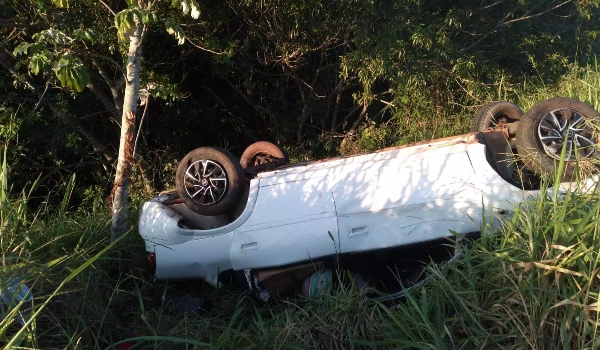 Mulher é arremessada para fora de carro após homem perder controle da direção