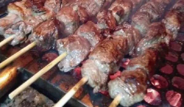 MPMS abre inquérito civil para cobrar fiscalização de 'espetinho' após reclamação em Campo Grande