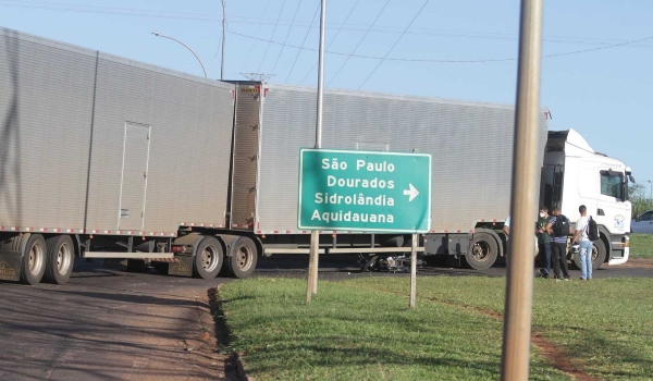 Acidente com caminhão de 30 metros trava trânsito na saída para Três Lagoas