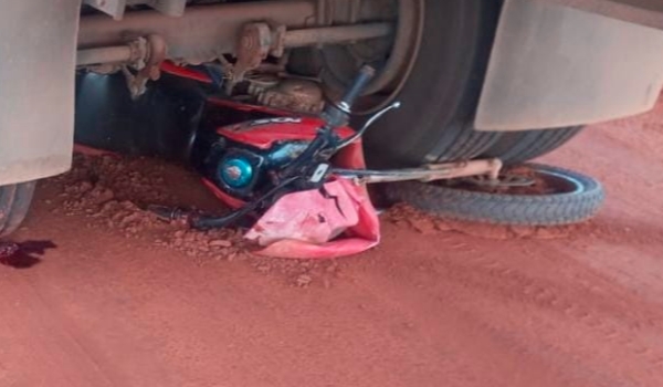 Motociclista morre atingido por caminhão que fazia manobra à marcha ré