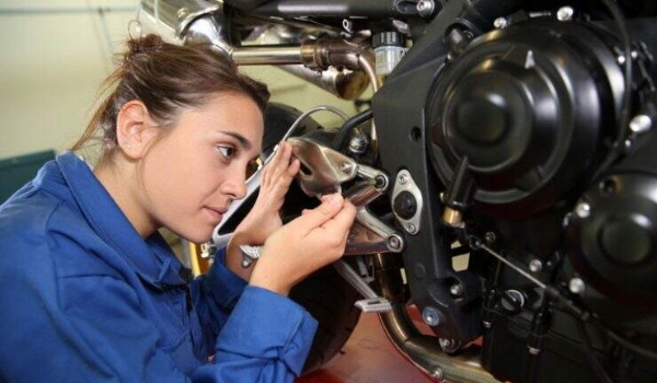 Prefeitura abre curso de mecânica de motocicletas exclusivo para mulheres