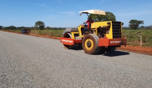 Obra que vai alavancar o turismo no distrito de Cachoeirão começa a receber o revestimento asfáltico