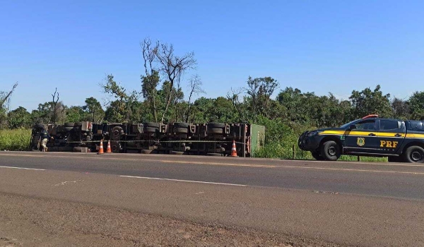 Motorista perde controle da direção e tomba carreta às margens da BR-163