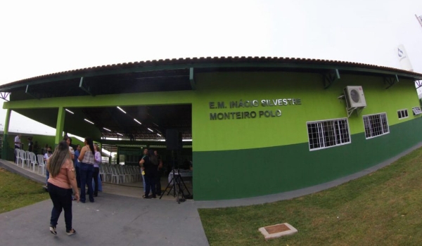 Neco e Reinaldo inauguram obra de reconstrução da Escola Inácio Silvestre Monteiro