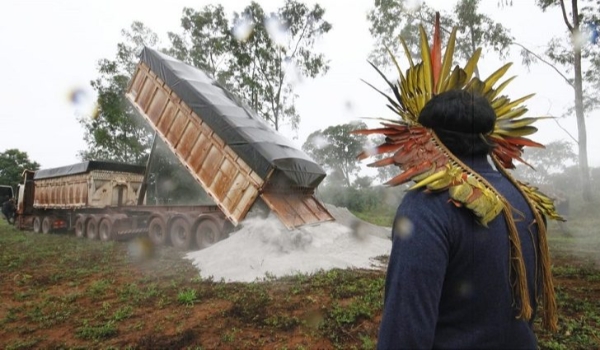 “Esperança voltou”, comemoram indígenas com a entrega de 960 toneladas de calcário pelo Governo