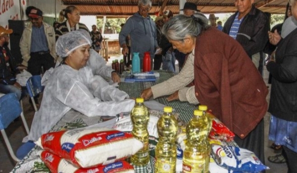 Famílias indígenas de Nioaque recebem cestas alimentares: “Ajuda importante para nossas aldeias”, dizem caciques