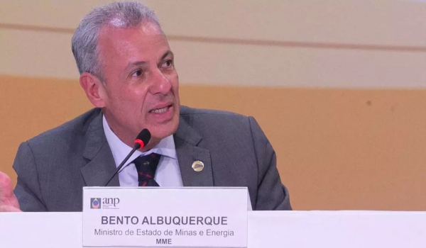 Bolsonaro troca comando do Ministério de Minas e Energia após aumento do diesel