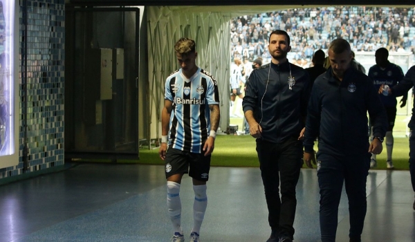 Conflito de versões transforma lesão de Ferreira em novela no Grêmio há três meses; entenda