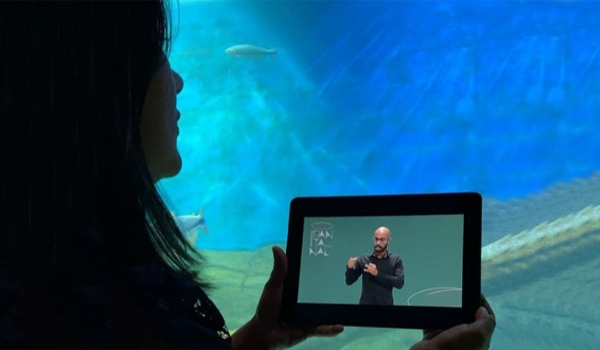 “Aqui eu me sinto incluída”, diz visitante surda sobre sistema de acessibilidade do Bioparque Pantantal