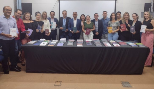 Controladoria-Geral de Mato Grosso do Sul recebe doação de livros do Idams