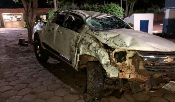 Irmão de campeão do BBB atropela anta e capota caminhonete na BR-163