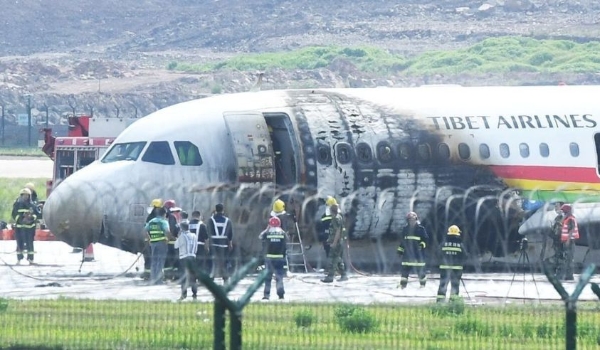 Avião pega fogo após sair da pista durante tentativa de decolagem na China
