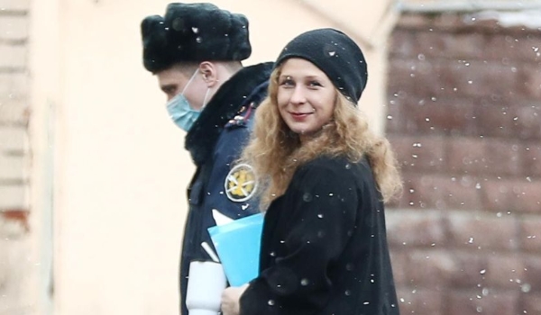 Integrante do Pussy Riot diz que fugiu da Rússia vestida de entregadora de comida