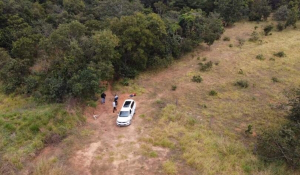 Rapaz que queimou pai e filha vivos é morto a tiros por homens encapuzados
