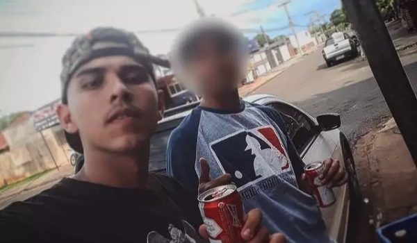 Morre jovem motociclista que furou preferencial e colidiu em caminhão boiadeiro