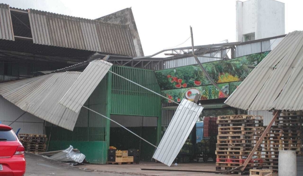 Depois do temporal, Ceasa retoma trabalho e calcula reparo de cobertura de boxes