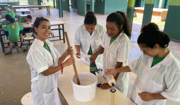 Conscientização ambiental é trabalhada em aula prática na EE Augusto Krug Netto