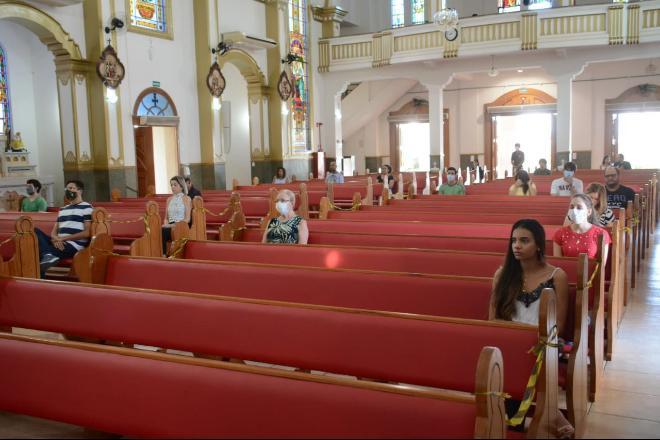 Com lugar marcado e máscara, igrejas voltam com missas na Capital