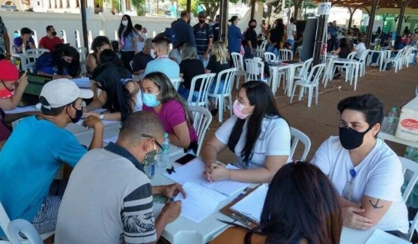 Feirão de empregos contará com ônibus da Praça Ari Coelho à Estação Ferroviária