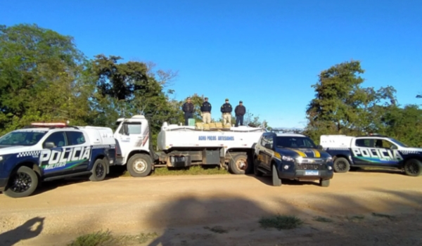 Caminhão tanque é interceptado com 3 toneladas de maconha em estrada vicinal